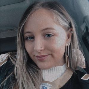 Meet your Posher, Joelle